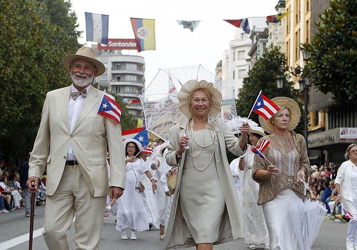 Participantes en una pasada edición del desfile del Día de Asturias en América en Oviedo.