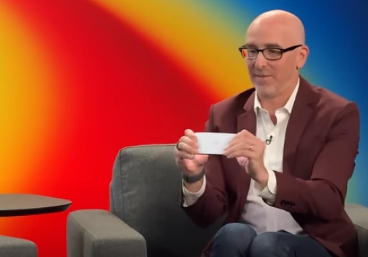 Un directivo de Apple retó a un periodista a intentar doblar el nuevo iPhone Air.