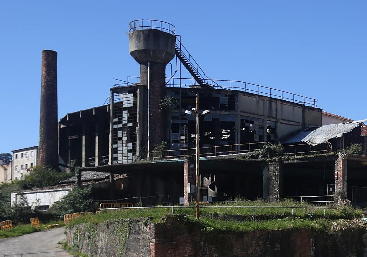 La marquesina de la Fábrica de Gas, con la chimenea y el depósito delante.