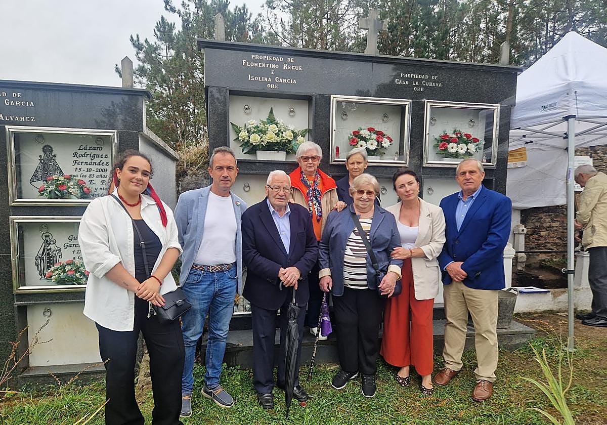 El consejero Ovidio Zapico y la directora general de Memoria Democrática, Begoña Collado, junto a los familiares de las víctimas encontradas en Carcedo.
