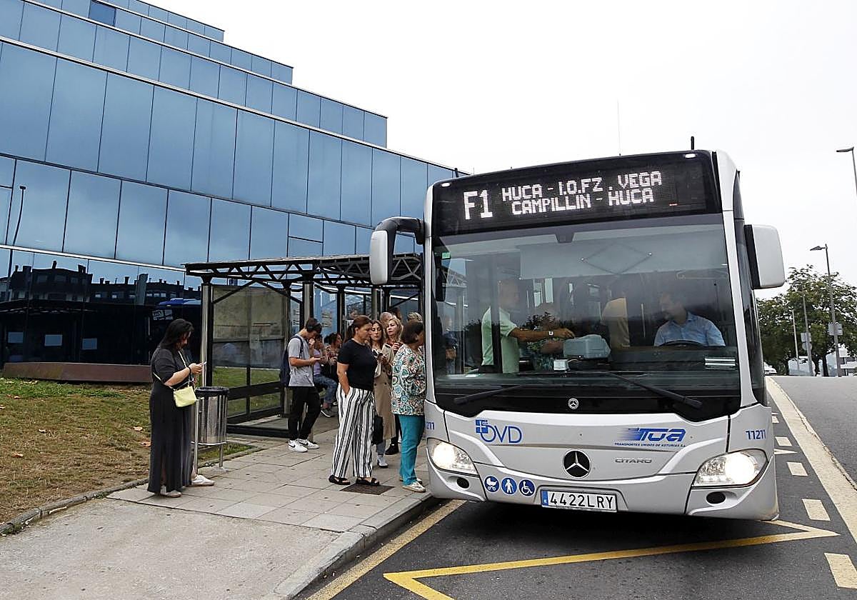 Un autobús recoge pasajeros en el HUCA.