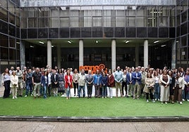 Profesores y alumnos de la Facultad de Economía y Empresa en la inauguración del Logo 3D.