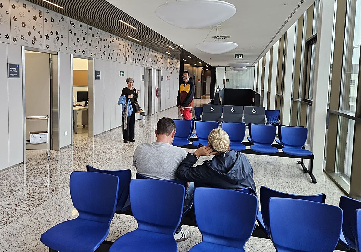 Los primeros usuarios del consultorio periférico de Nuevo Roces, en la sala de espera de las consultas de Medicina y Enfermería de Familia, ubicadas en la primera planta.