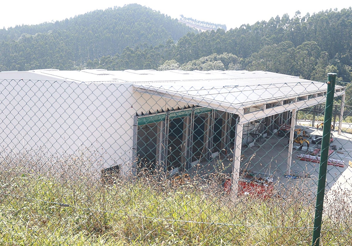 Trabajos para reparar la 'plantona' de Cogersa, muy avanzados ya.