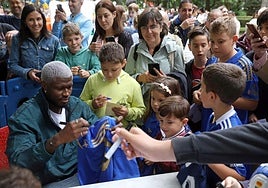 El Real Oviedo cambia de campo: multitudinaria firma de autógrafos por San Mateo