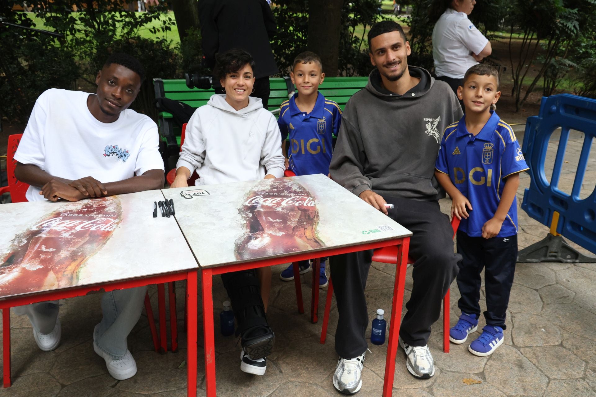 El Real Oviedo cambia de campo: multitudinaria firma de autógrafos por San Mateo