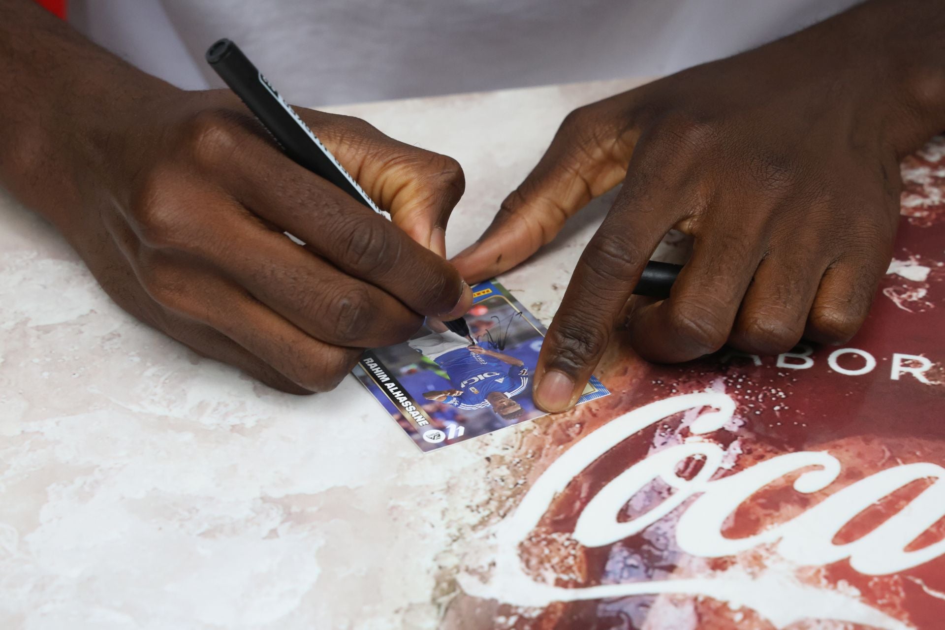 El Real Oviedo cambia de campo: multitudinaria firma de autógrafos por San Mateo