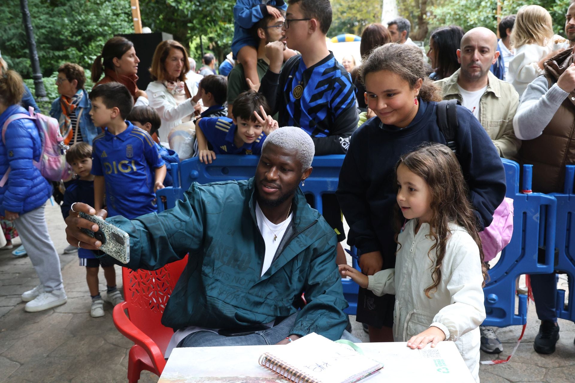 El Real Oviedo cambia de campo: multitudinaria firma de autógrafos por San Mateo