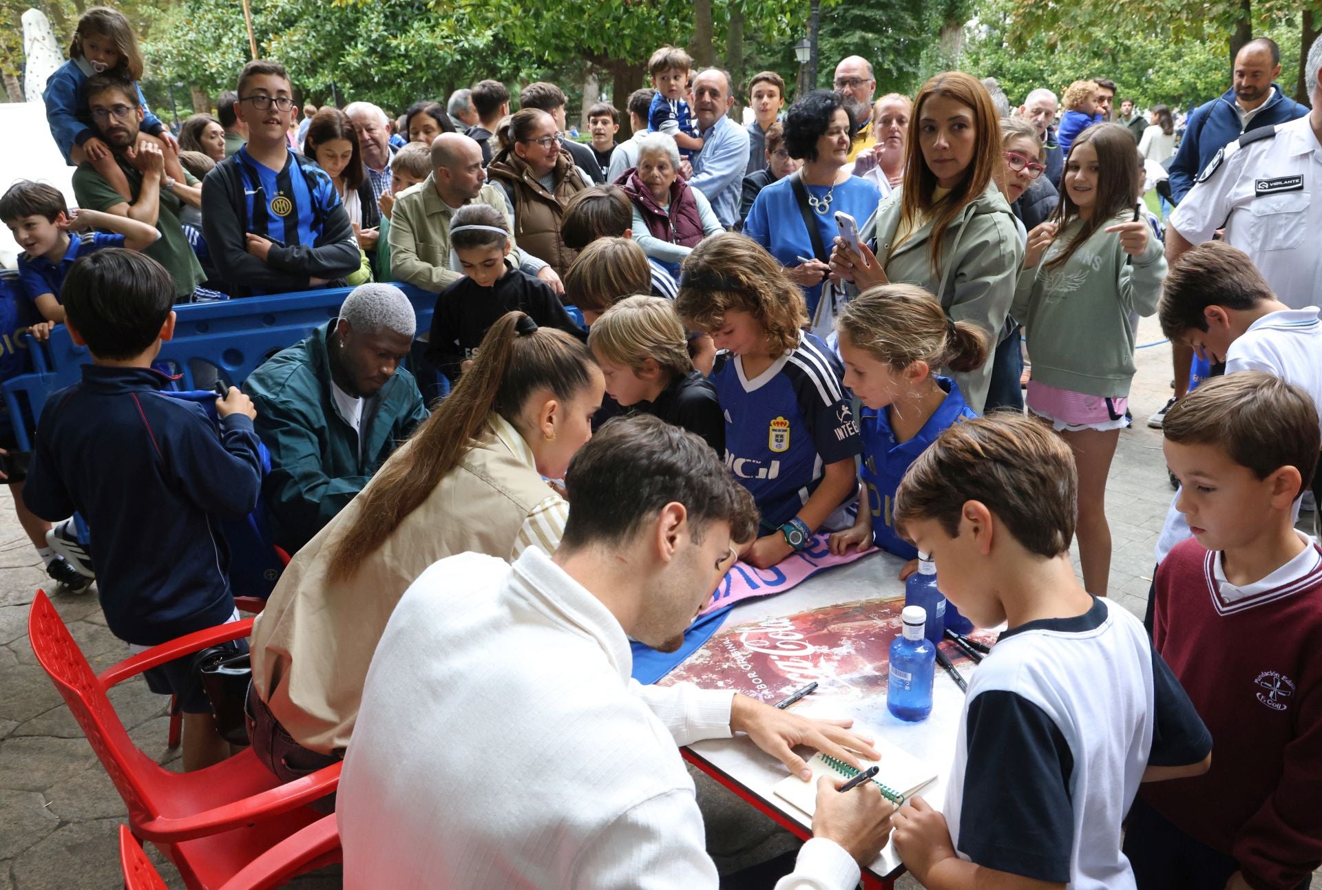 El Real Oviedo cambia de campo: multitudinaria firma de autógrafos por San Mateo