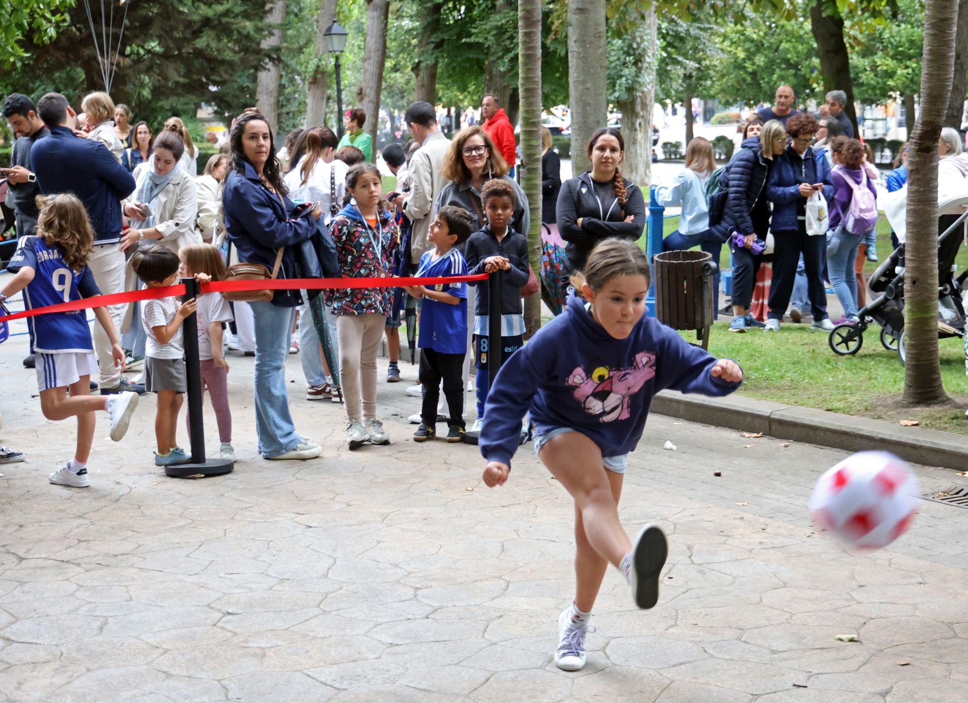 El Real Oviedo cambia de campo: multitudinaria firma de autógrafos por San Mateo