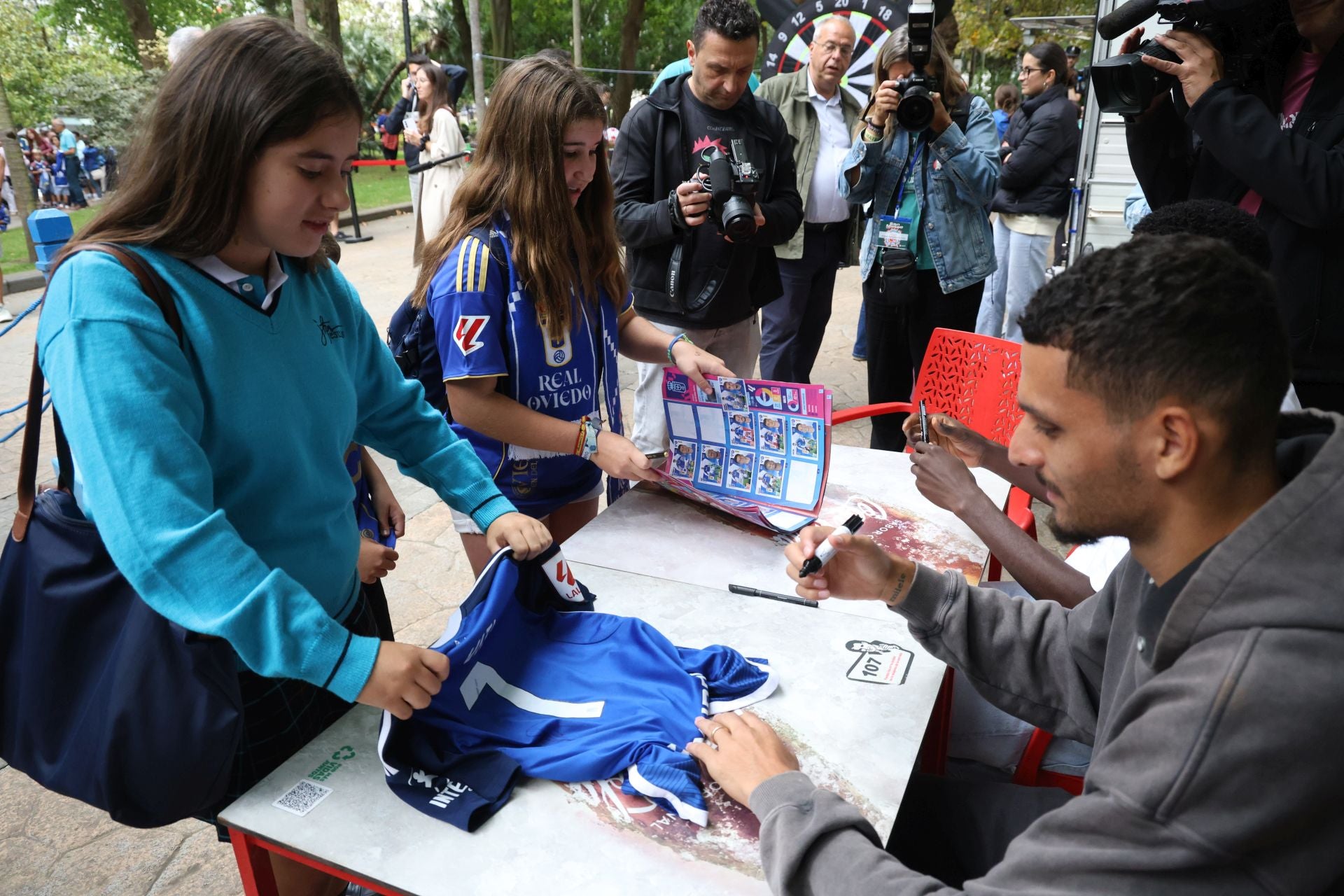 El Real Oviedo cambia de campo: multitudinaria firma de autógrafos por San Mateo