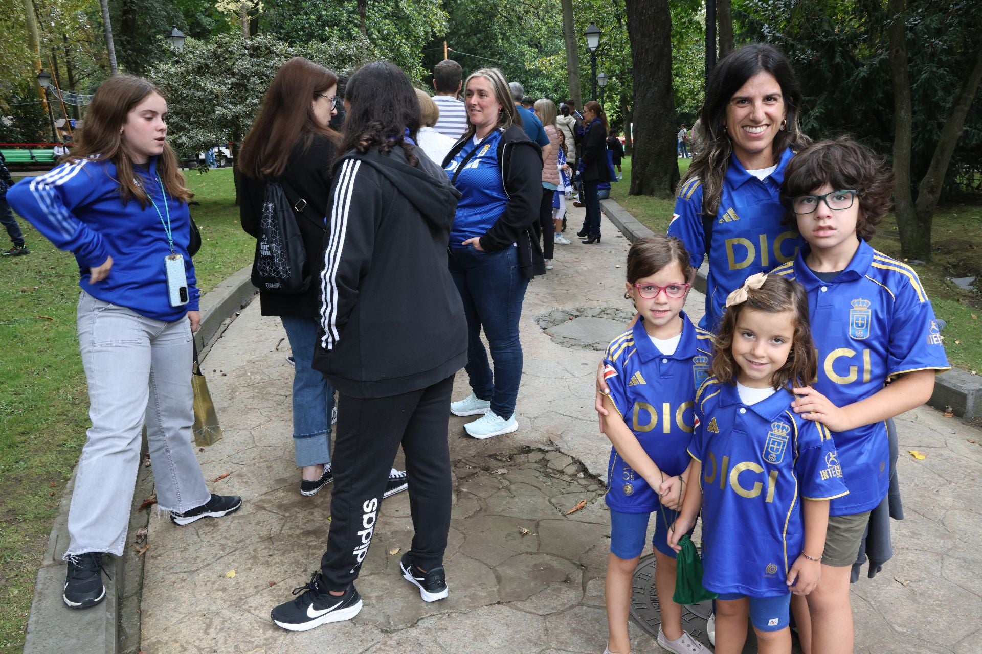 El Real Oviedo cambia de campo: multitudinaria firma de autógrafos por San Mateo