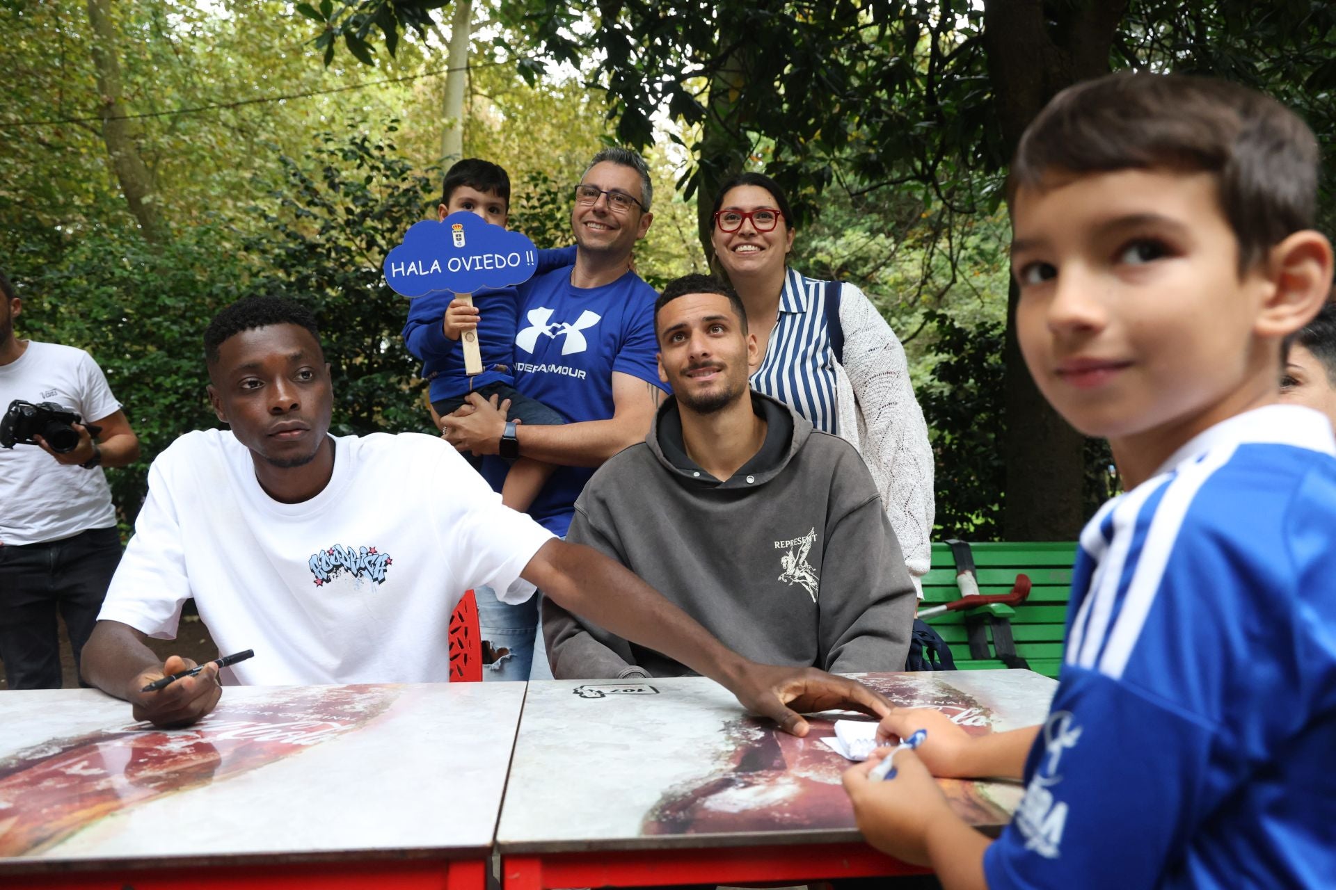 El Real Oviedo cambia de campo: multitudinaria firma de autógrafos por San Mateo