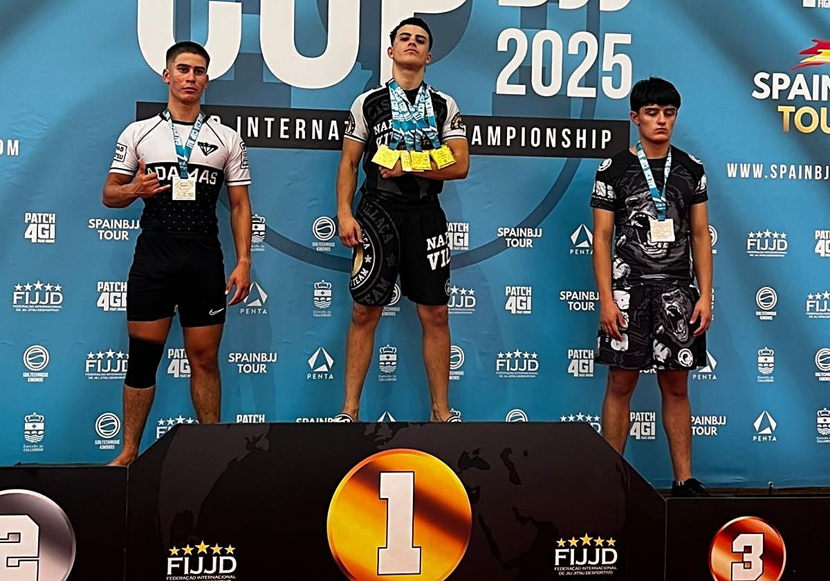 Óliver Gómez, con las cuatro medallas de oro conseguidas en La Coruña.