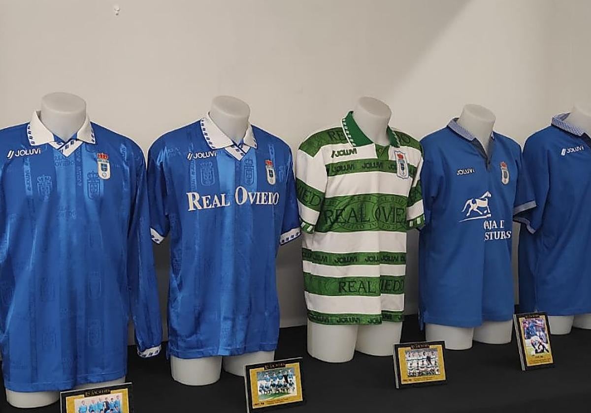 Una muestra de la camisetas que lució el conjunto oventense durante la vinculación con Joluvi.