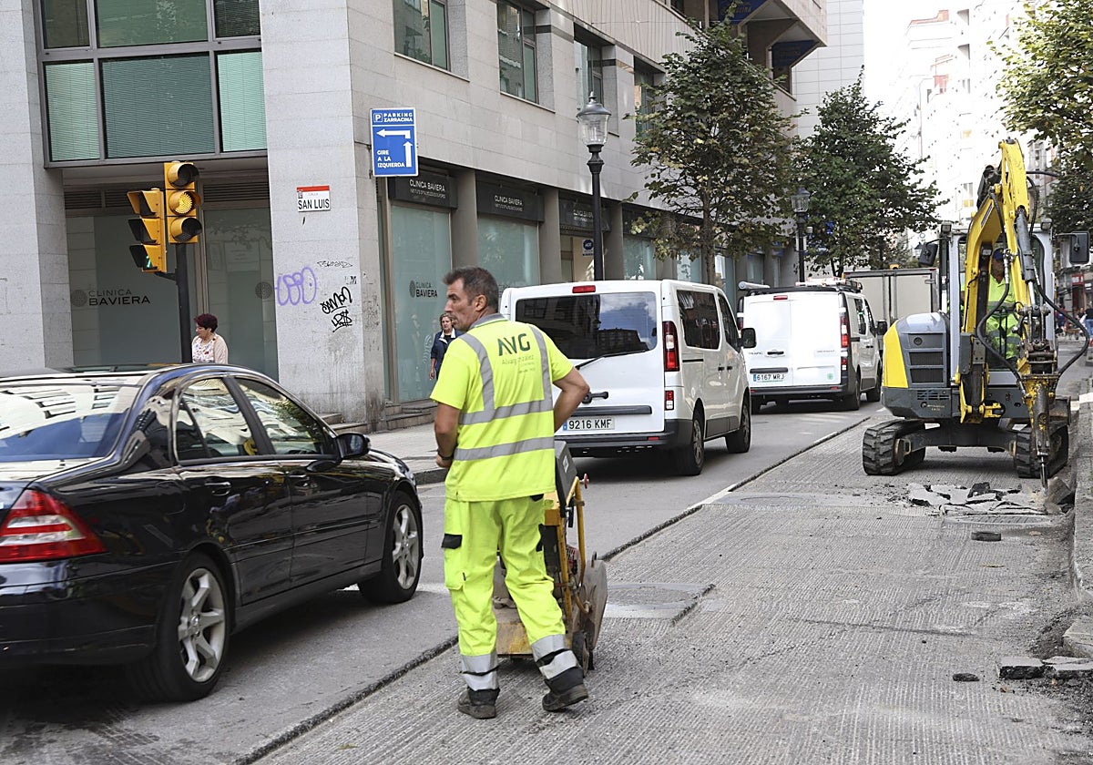 Atascos en la avenida de la Costa, esta mañana, a la altura de la calle Luciano Castañón.