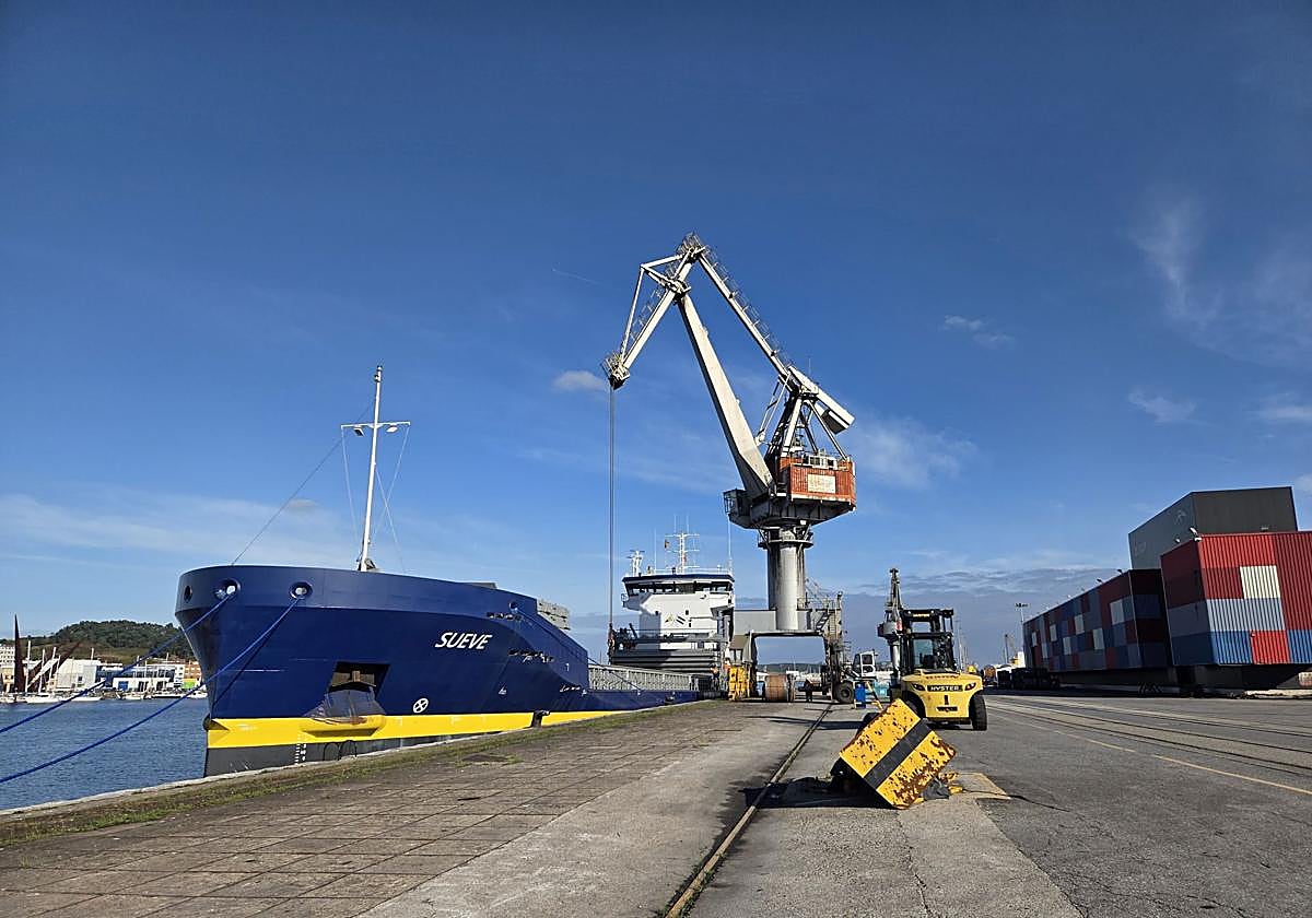 Proceso de carga de bobinas de ArcelorMittal en el mercante Sueve, del Grupo Junquera Marítima.