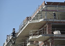 Varios operarios trabajan en la construcción de un edificio.