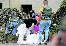 Guardias civiles durante la inspección ocular en la vivienda.