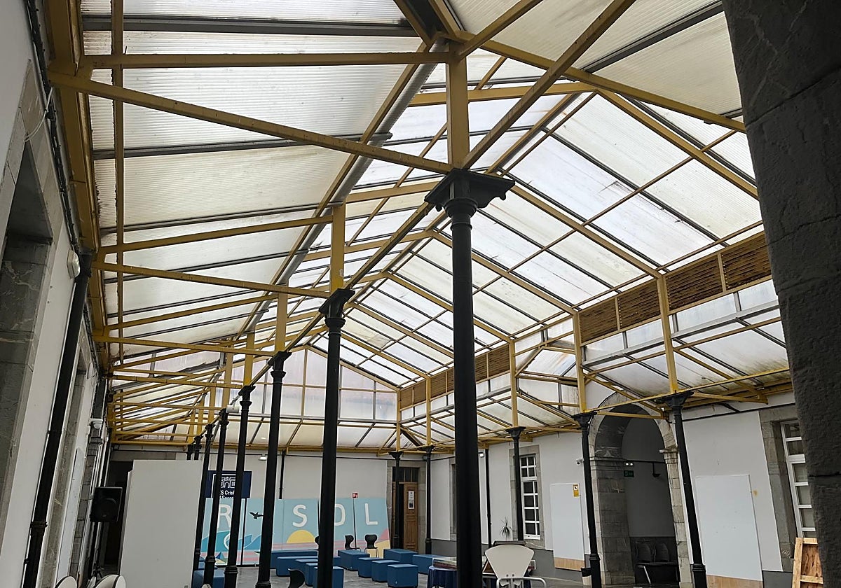 Patio interior del IES Cristo del Socorro, cuya cubierta está revestida de plástico y tiene más de treinta años