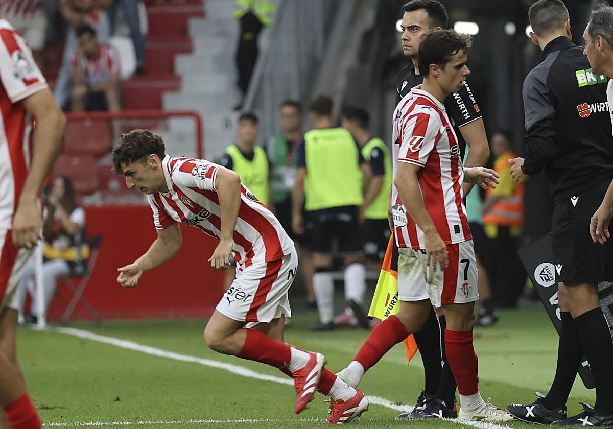 Enol Prendes, durante el Sporting de Gijón - Burgos, en el momento de saltar al césped de El Molinón en sustitución de Gaspar.
