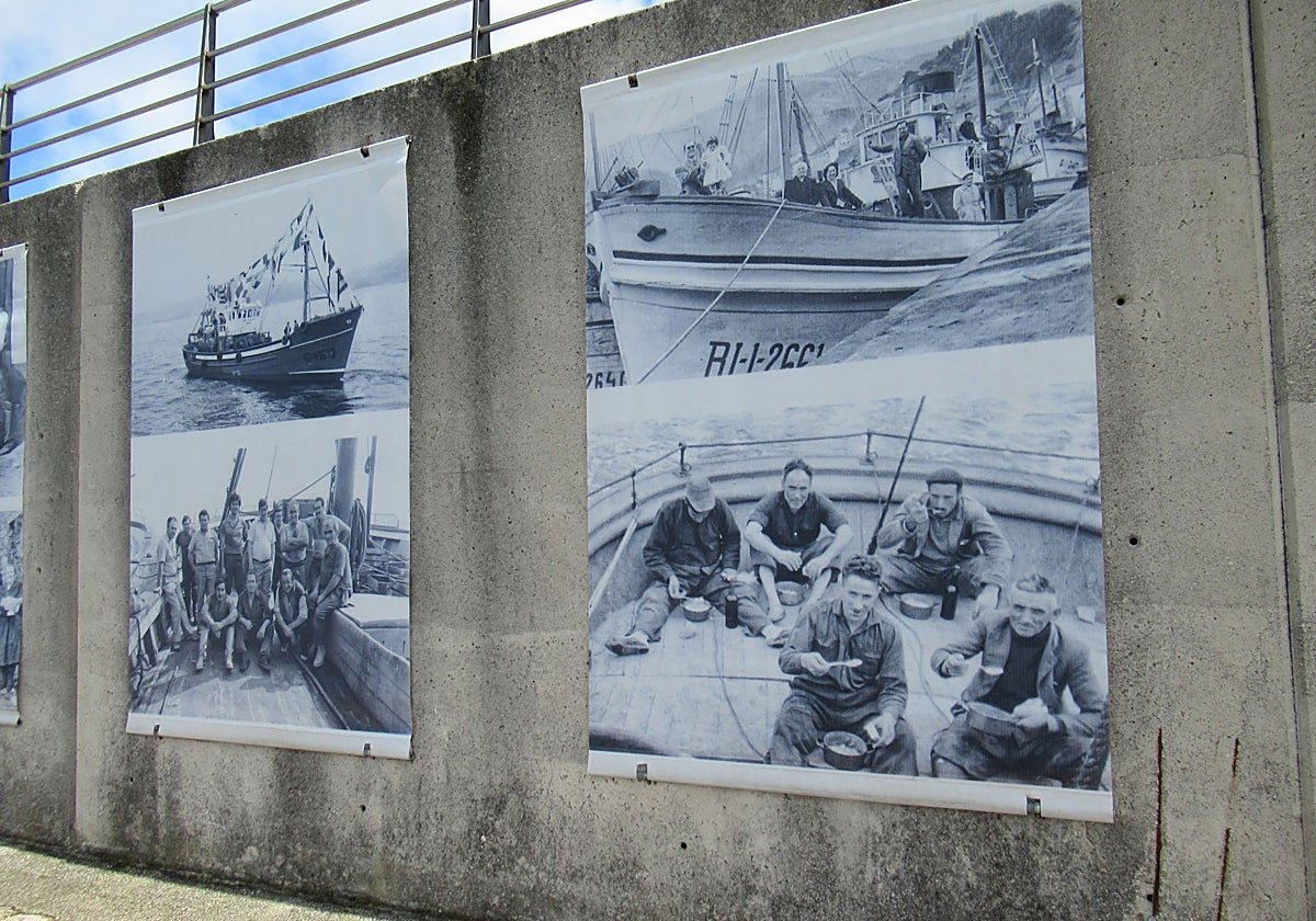 Dos de las lonas expuestas en el muelle de Candás, con fotos de la Asociación Cultural Candás Marinero.
