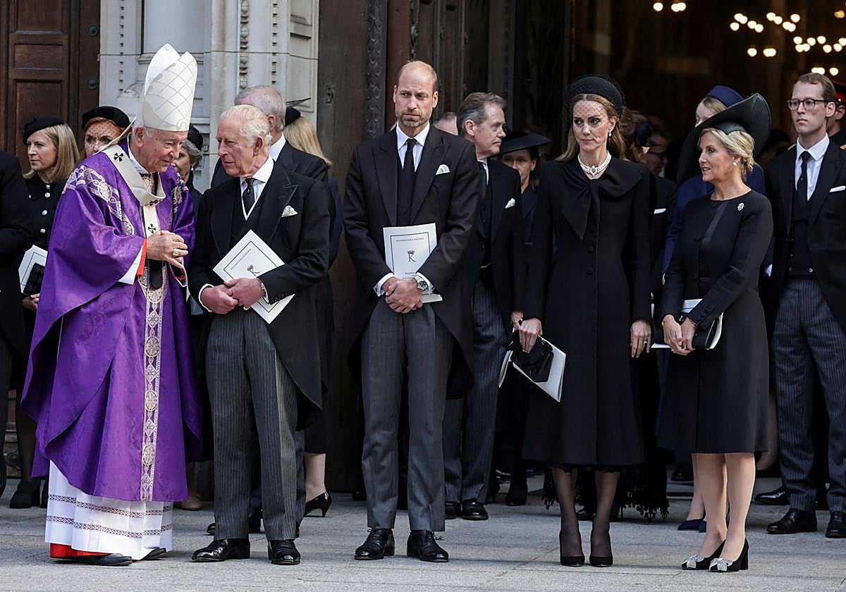 Parte de la familia real británica a las puertas de la Catedral de Westminster.