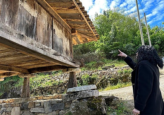 La consejera asturiana de Cultura, Vanessa Gutiérrez, junto a un hórreo.