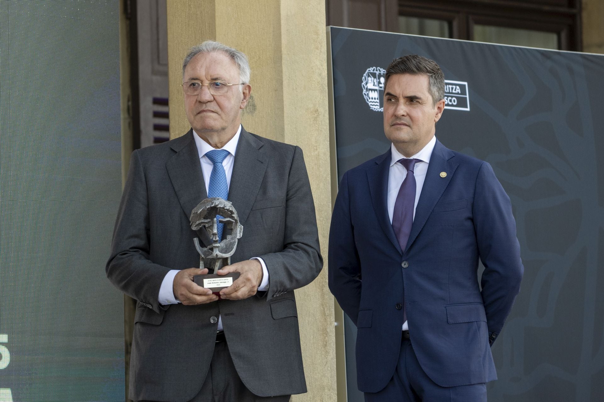 El presidente de Sidenor, José Antonio Jainaga, y el consejero de Industria, Mikel Jauregi, durante el acto de entrega del premio 'Joxe Mari Korta 2025' en julio en San Sebastián.