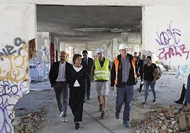 Carmen Moriyón y Jesús Martínez Salvador visitaron la nave de Flex para ver el avance de las obras.