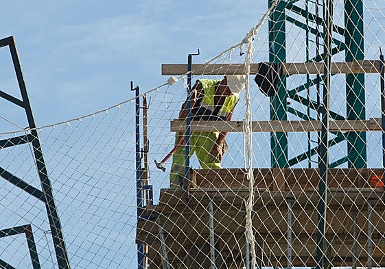 Un obrero trabajando en la construcción de un edificio para viviendas, en Avilés.