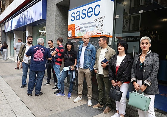 Los trabajadores de TUA, a la puerta del SASEC, antes de entrar en la reunión.