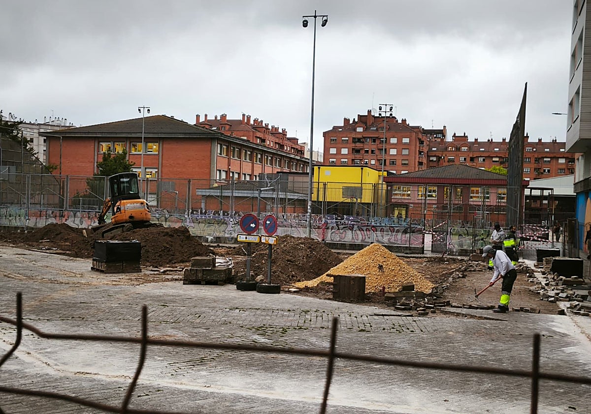 La zona infantil del parque, en plena obra de remodelación.