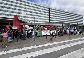 Concentración de sanitarios a las puertas del HUCA.