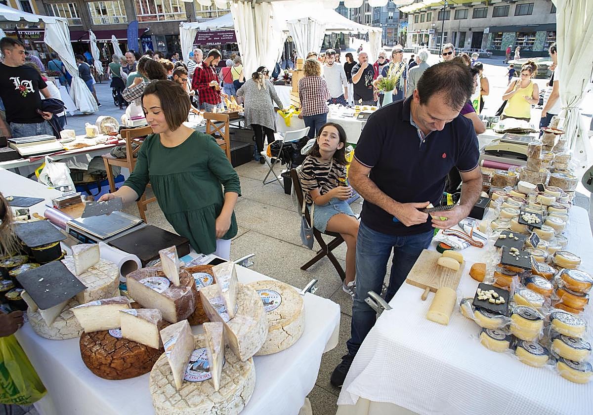 Certamen de quesos artesanos de Asturias celebrado en Gijón en una edición anterior.