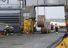 Bobinas listas para ser cargadas en el 'Sueve', ayer, en el Puerto de Avilés.
