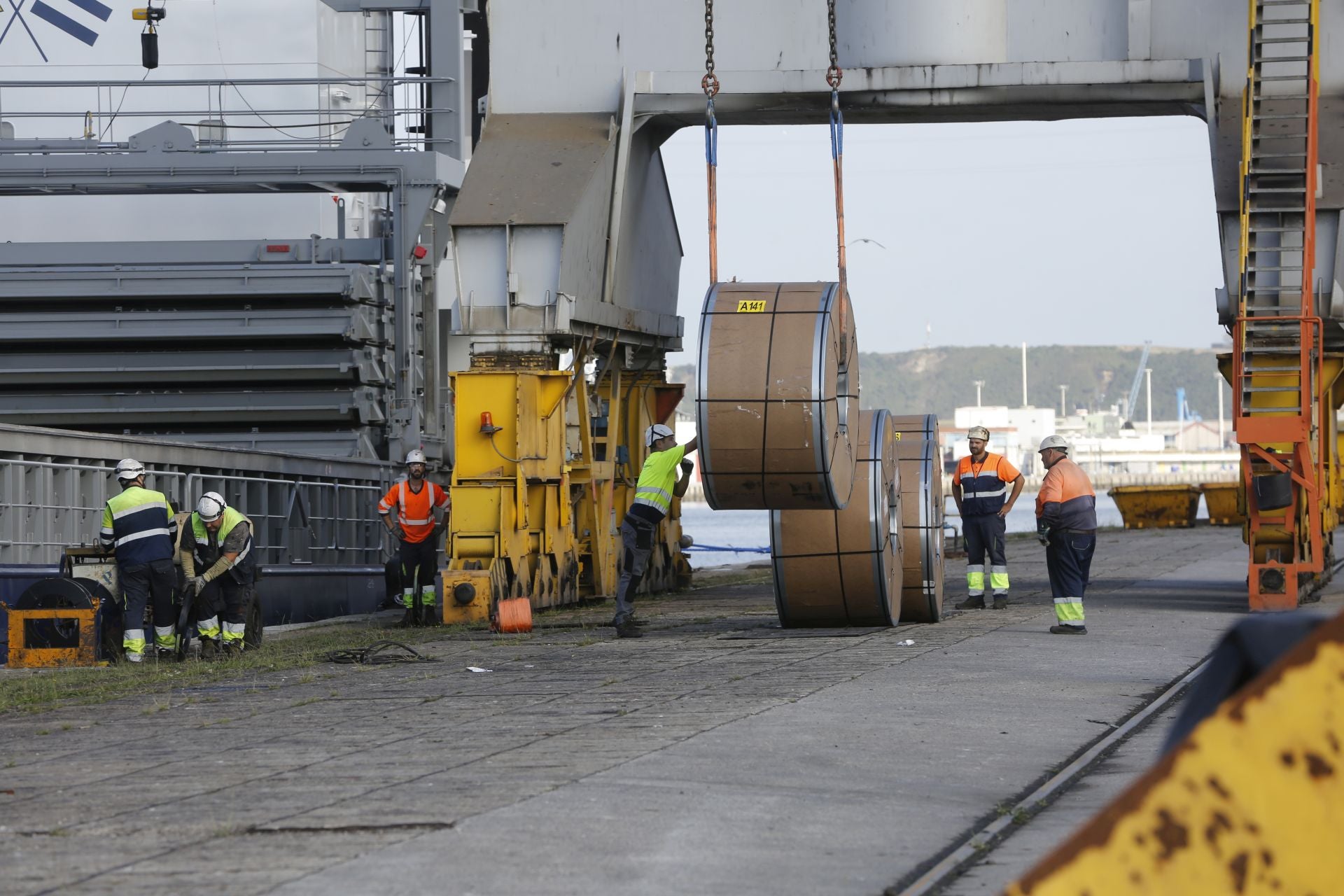 Bobinas listas para ser cargadas en el 'Sueve', ayer, en el Puerto de Avilés.