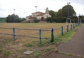 Vista del campo de fútbol en los terrenos que la Autoridad Portuaria tiene en Jove, en el entorno de la calle de Francisco Eiriz.