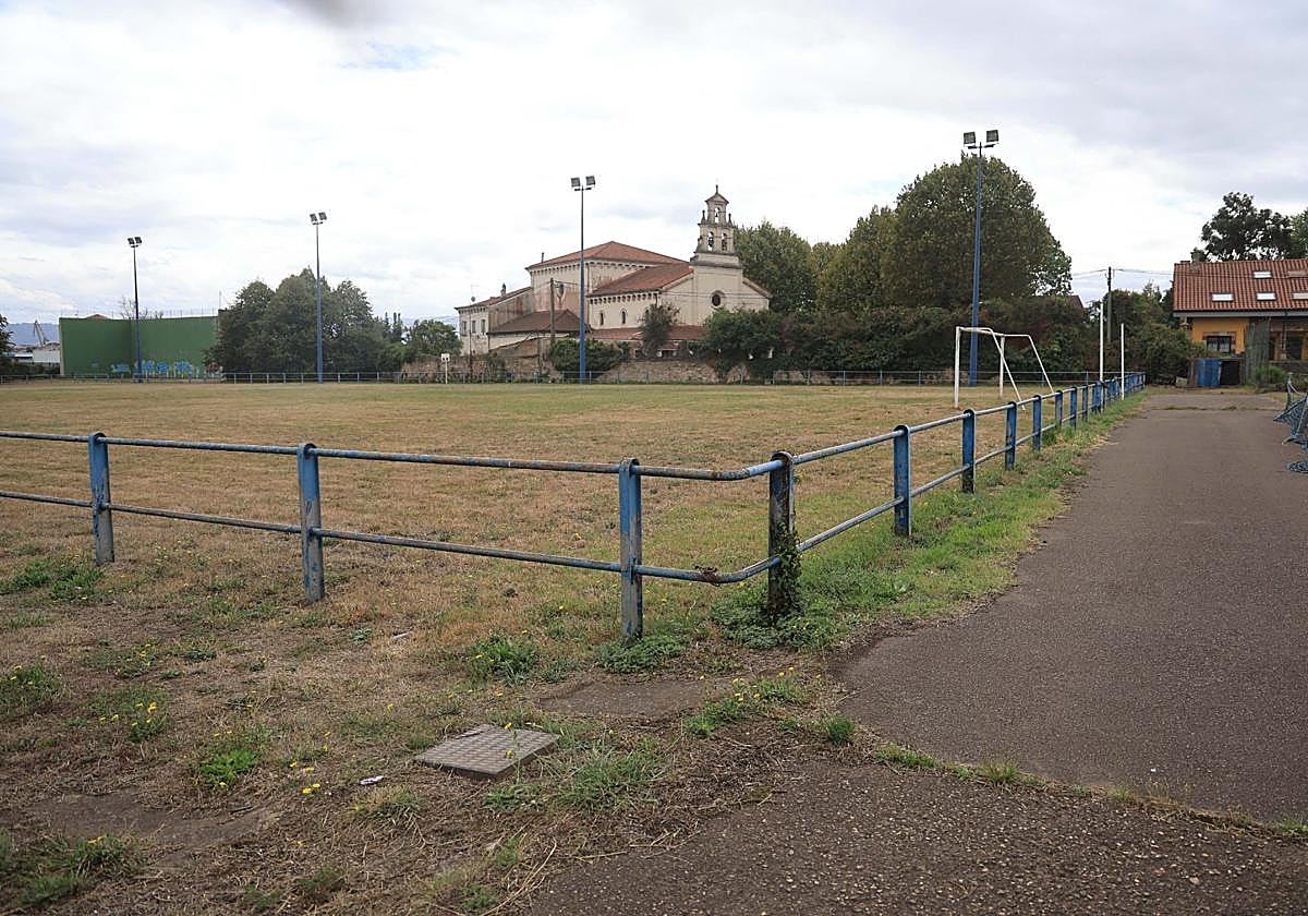 Vista del campo de fútbol en los terrenos que la Autoridad Portuaria tiene en Jove, en el entorno de la calle de Francisco Eiriz.