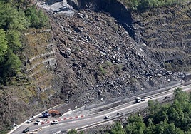 Vehículos circulando en la autopista del Huerna, junto al argayo de noviembre que Aucalsa sigue reparando.
