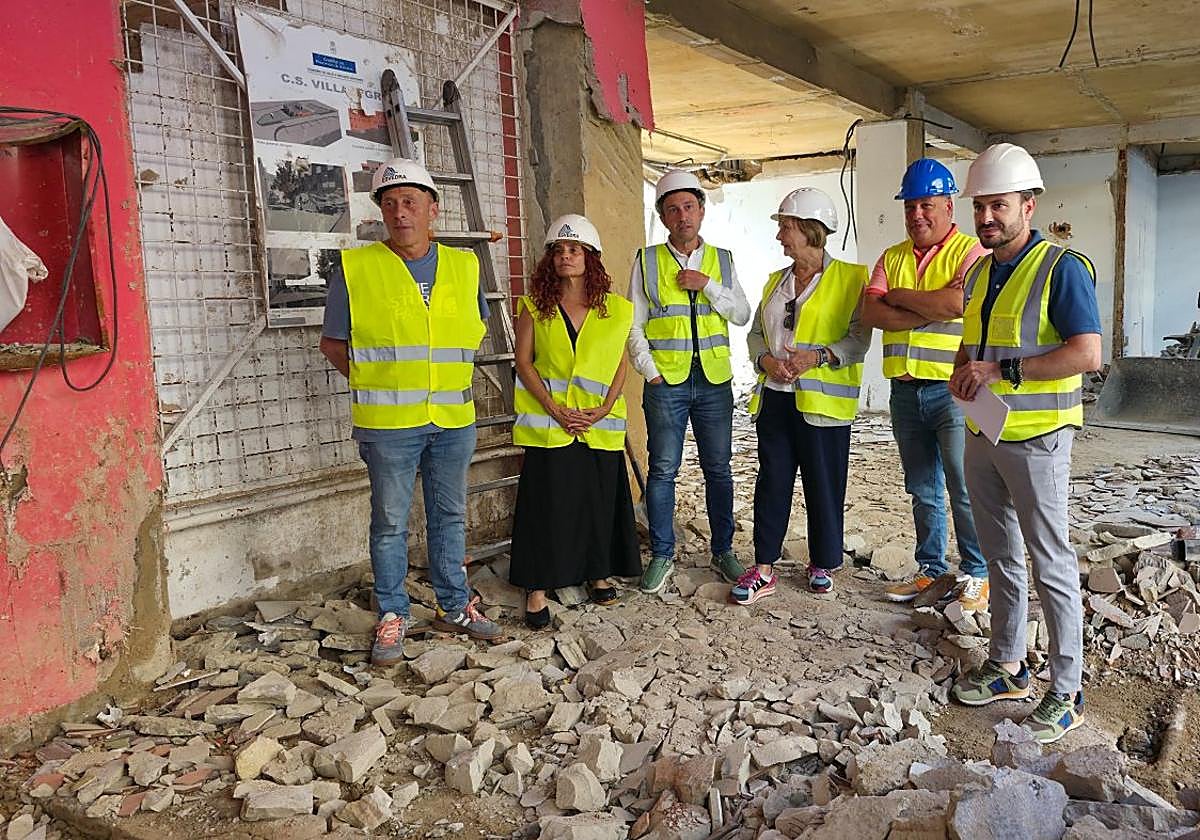 Ovidio Zapico, en el centro junto a la alcaldesa, en su visita a las obras el pasado agosto.