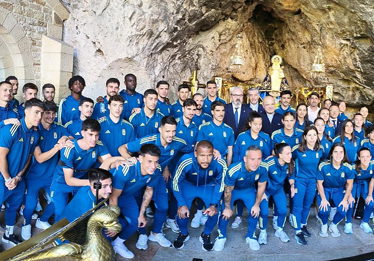 Foto de familia de las plantillas del Real Oviedo delante de la imagen de la Virgen de Covadonga.