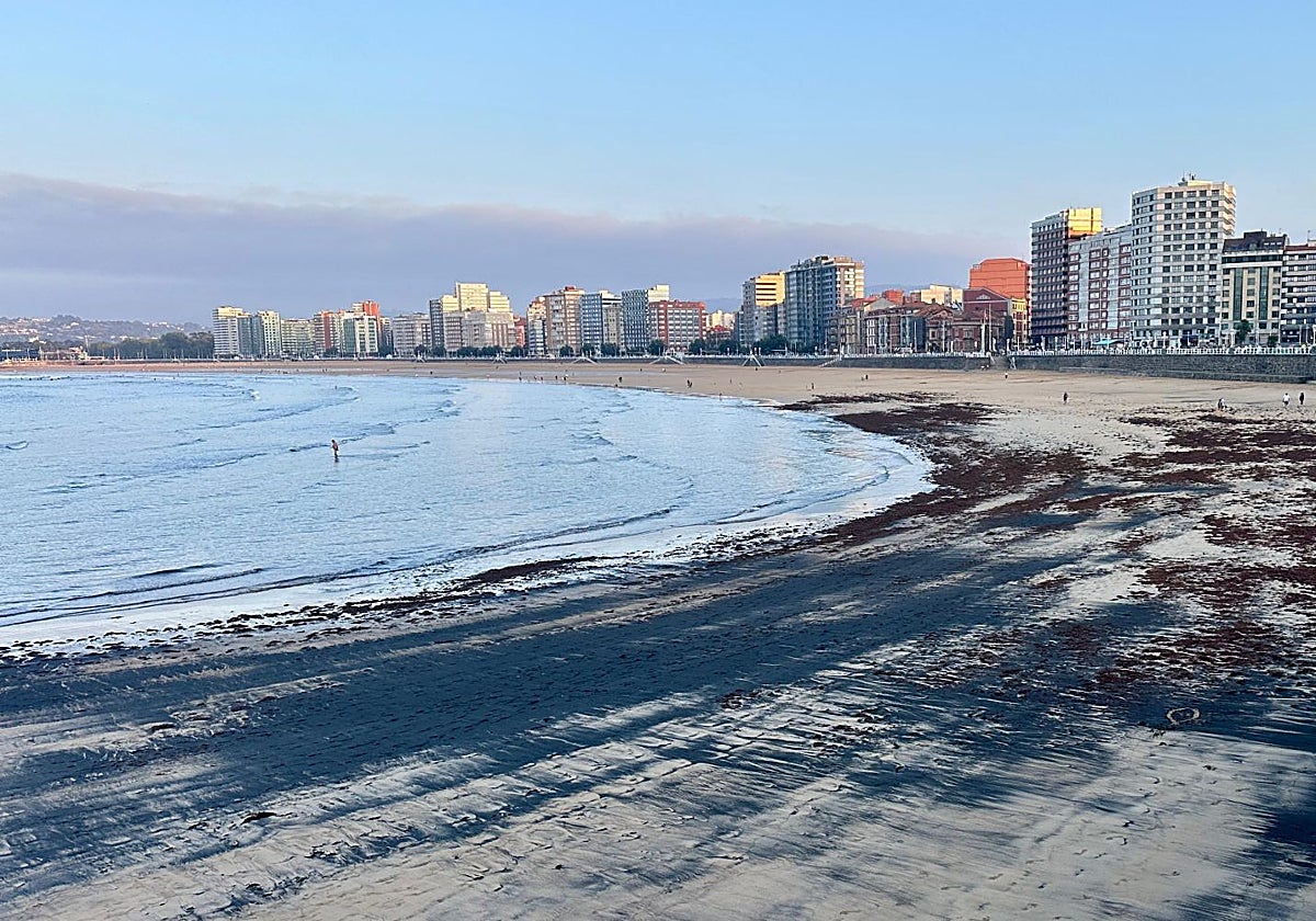 Imagen que ofrecía la playa de San Lorenzo poco antes de las ocho de la tarde del miércoles.