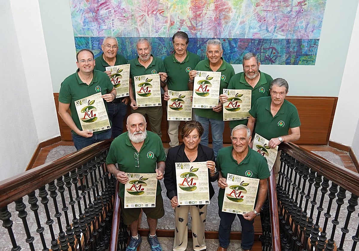 La edil Ana Nosti y miembros del Club Sierense de Amigos de la Manzana.