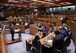 Adrián Barbón interviene en el debate del estado de la región del año pasado.