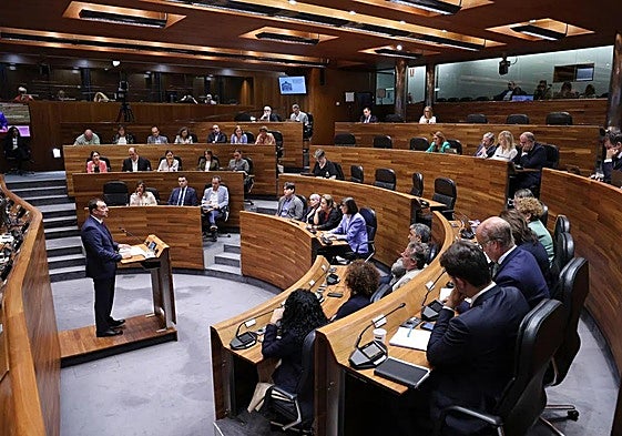 Adrián Barbón interviene en el debate del estado de la región del año pasado.