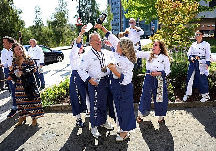La Cofradía Gastronómica del Desarme celebra en Oviedo la declaración de Fiesta de Interés Turístico Nacional.