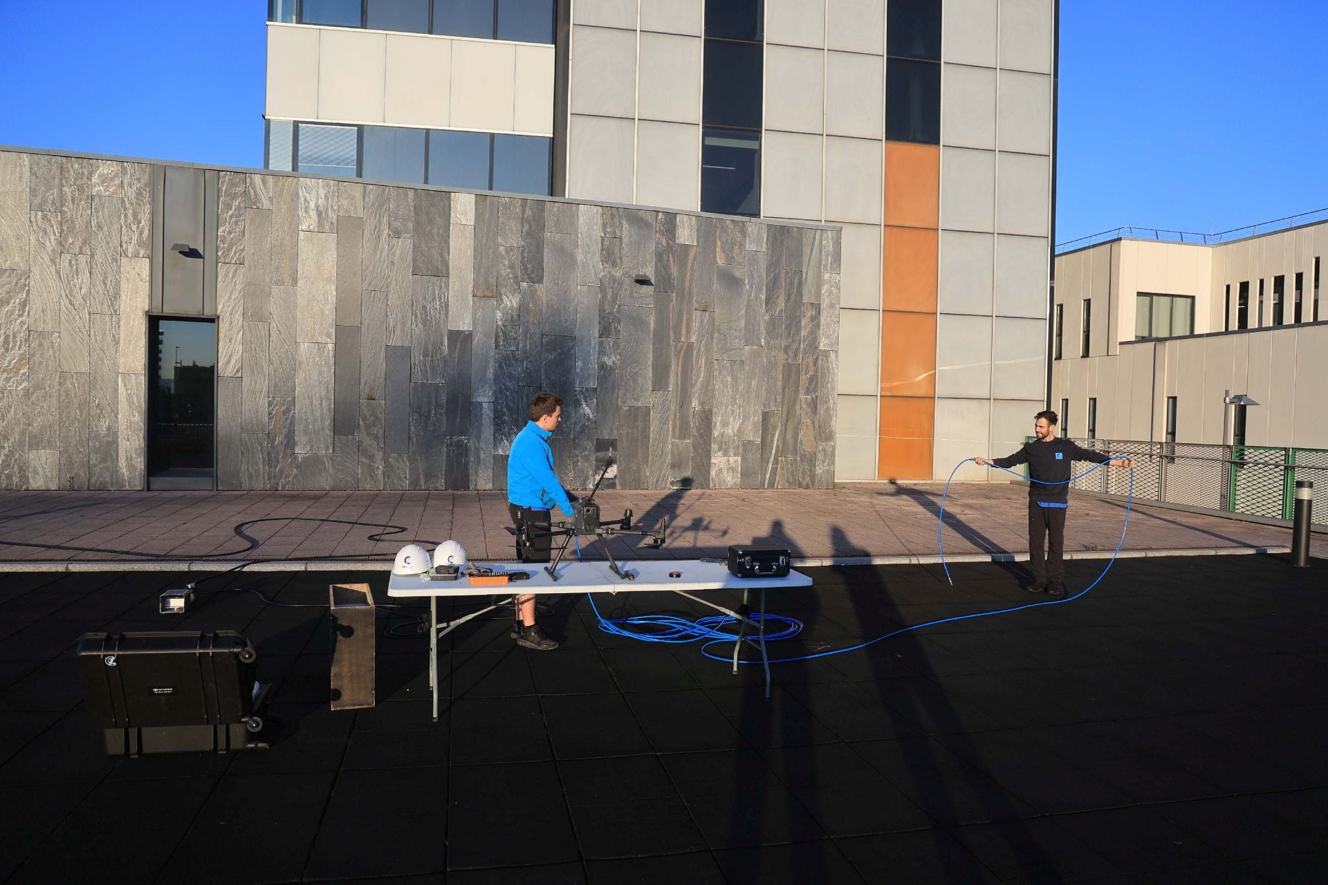 El nuevo método de limpieza con drones en el HUCA, en uso por primera vez en Asturias