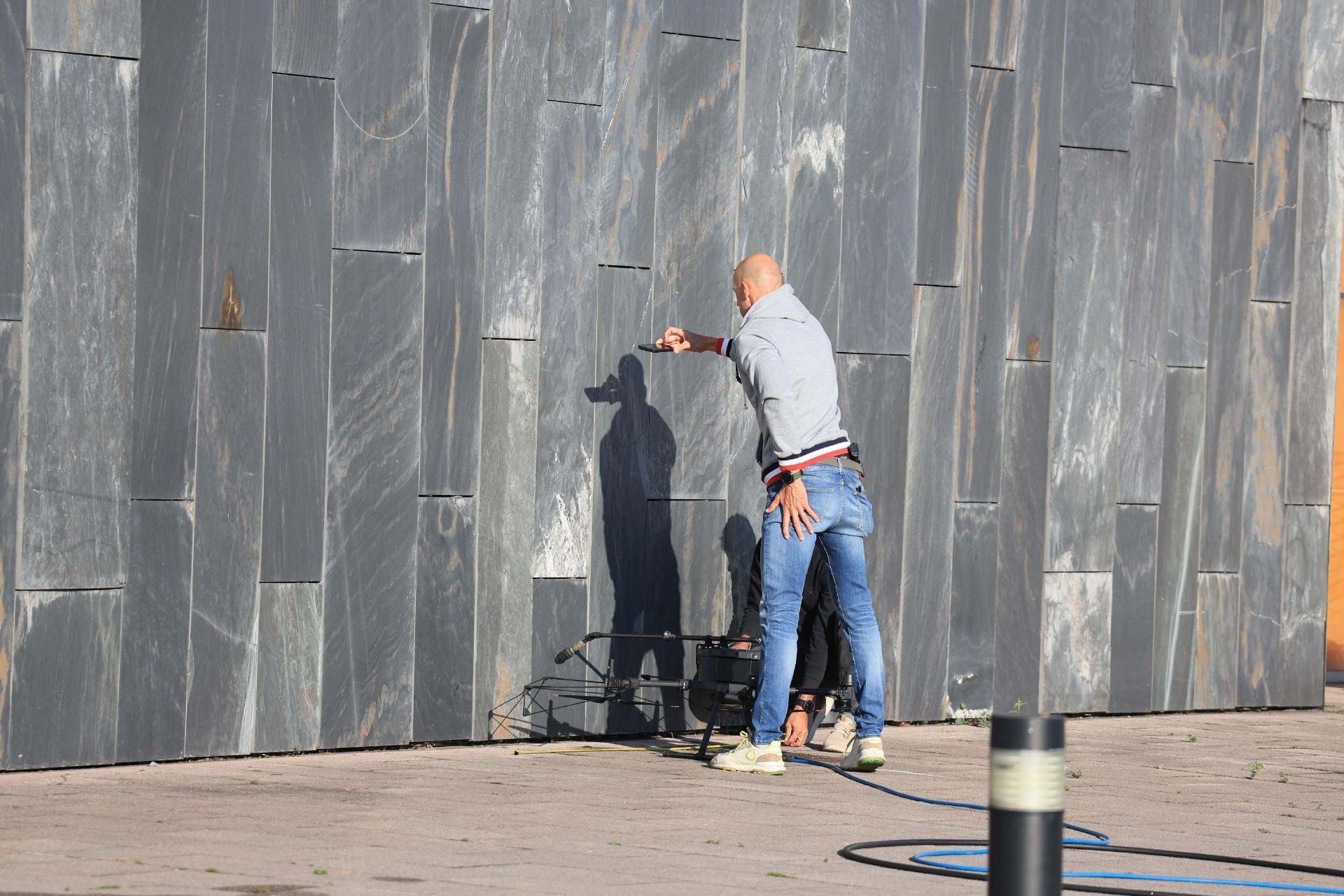 El nuevo método de limpieza con drones en el HUCA, en uso por primera vez en Asturias