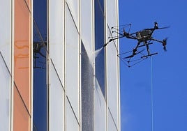 La limpieza exterior del Hospital Universitario Central de Asturias (HUCA) se llevará a cabo mediante un nuevo sistema de drones que hoy se puso a prueba.